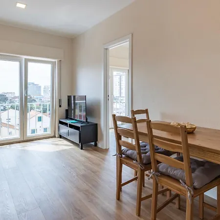 Coastal Comfort - 5min From By Lovelystay